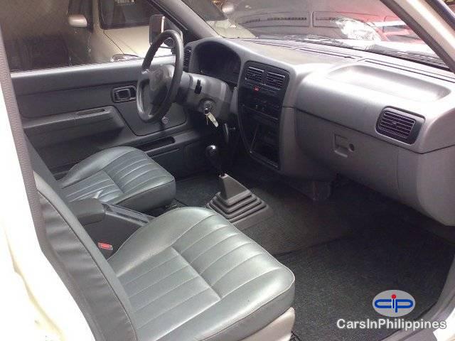 Nissan Frontier Manual 2000 - image 2