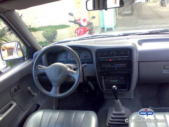 Nissan Frontier Manual 2000 - image 2