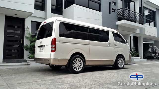 Toyota Hiace Automatic - image 3