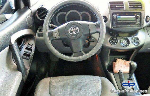 Toyota RAV4 - image 2