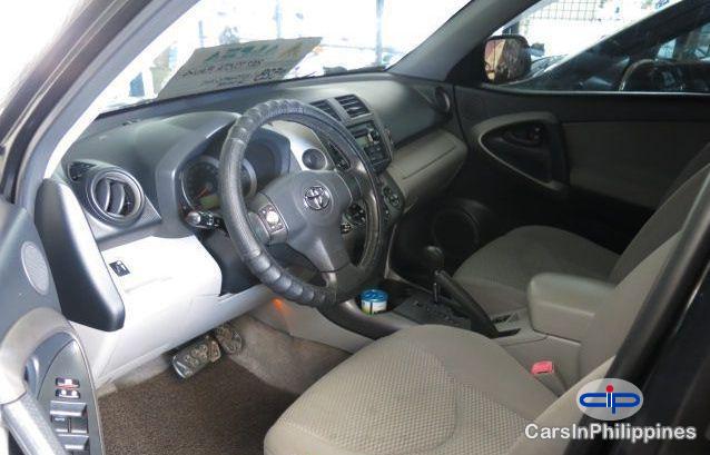 Toyota RAV4 - image 2