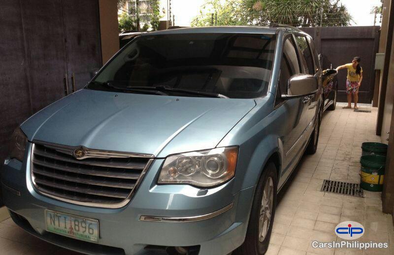 Pictures of Chrysler Town n Country Automatic 2009