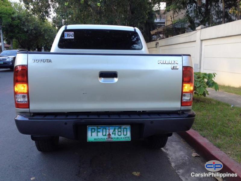 Toyota Hilux Automatic 2011 - image 2