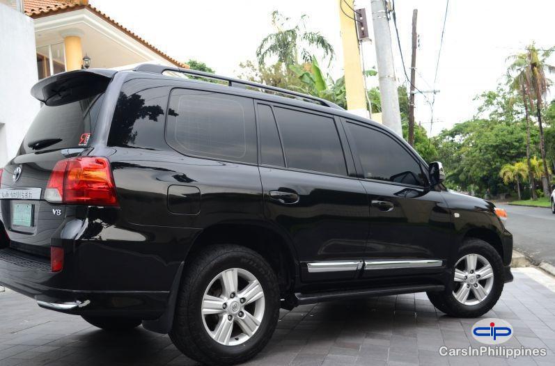 Toyota Land Cruiser Automatic - image 9