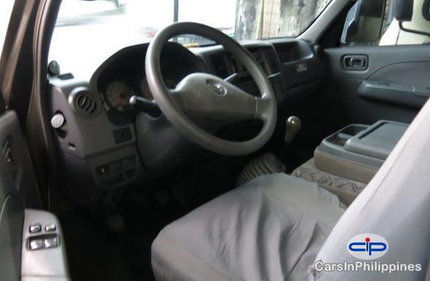 Nissan Urvan - image 2