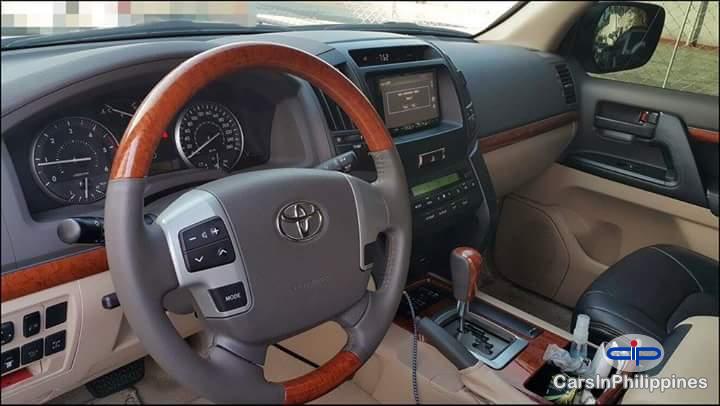 Toyota Land Cruiser Automatic - image 3
