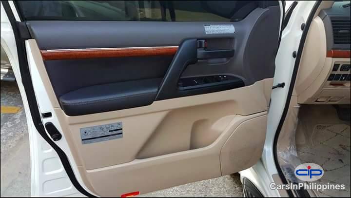 Toyota Land Cruiser Automatic - image 7
