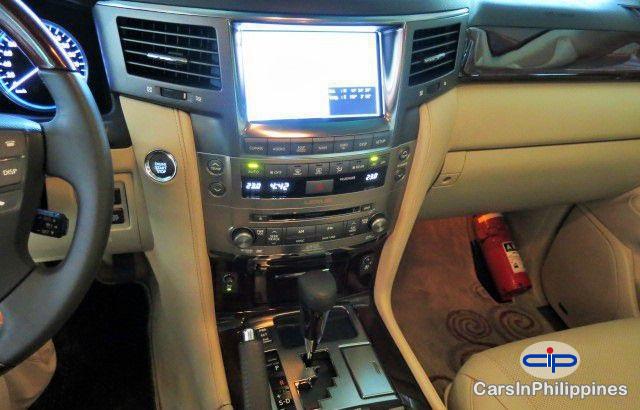 Lexus LX Automatic 2011 - image 10