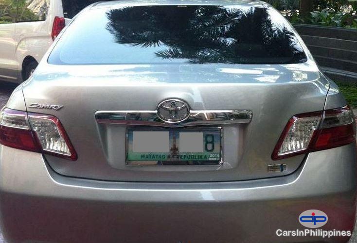 Toyota Camry - image 2