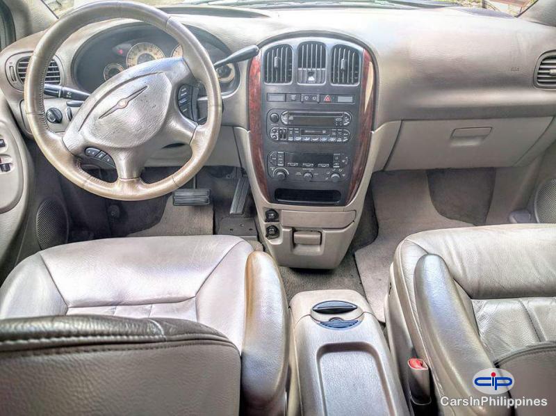 Chrysler Town n Country Automatic - image 5
