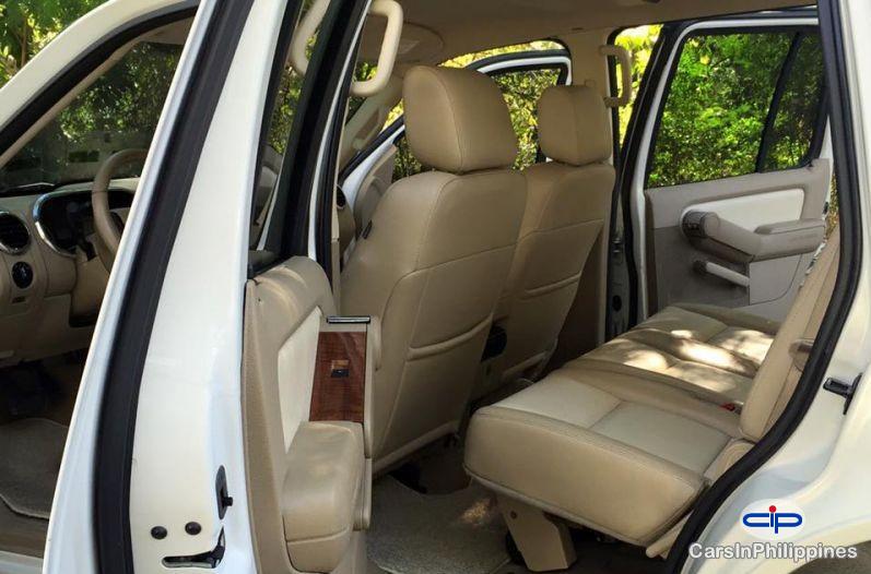 Ford Explorer Automatic - image 4