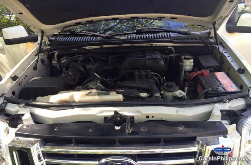 Ford Explorer Automatic - image 7