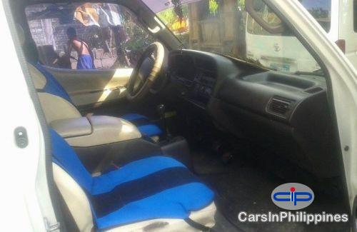 Toyota Hiace Manual 2002 - image 2