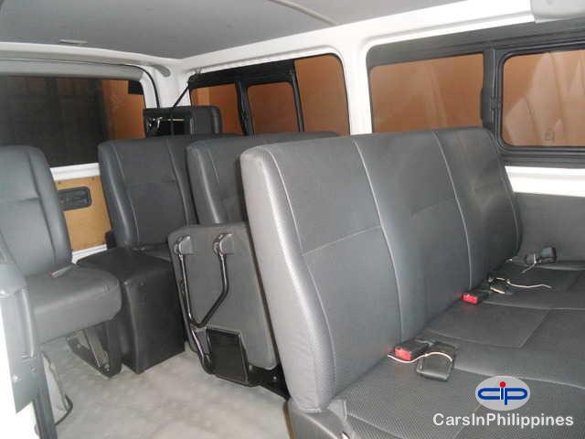 Toyota Hiace Manual 2012 - image 3