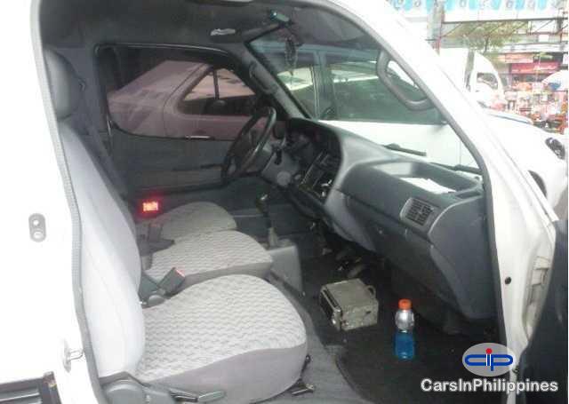 Toyota Hiace Manual 2002 - image 2
