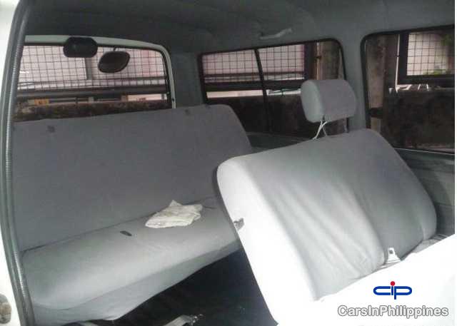 Toyota Hiace Manual 2002 - image 3
